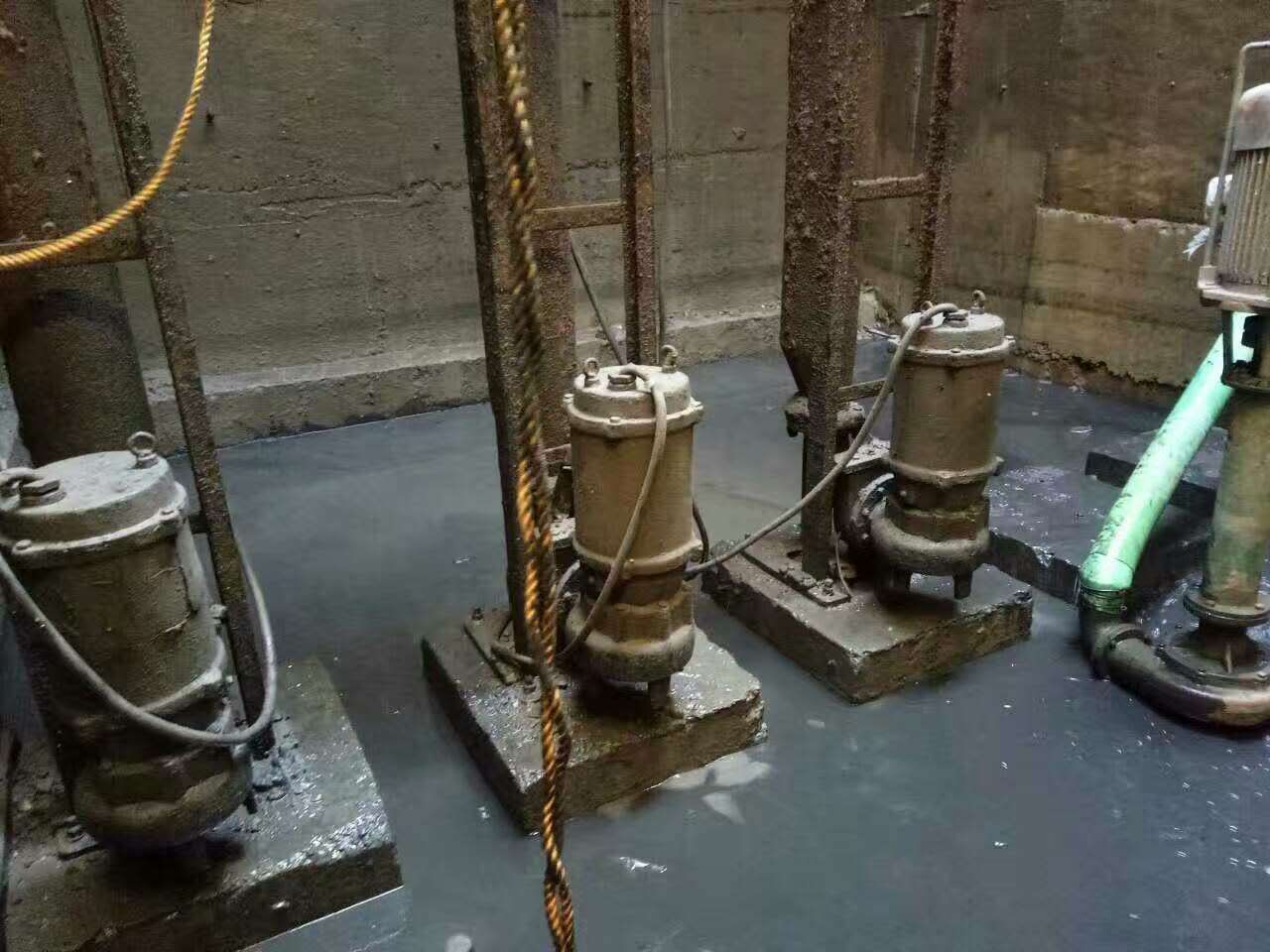 亭湖污水池清理