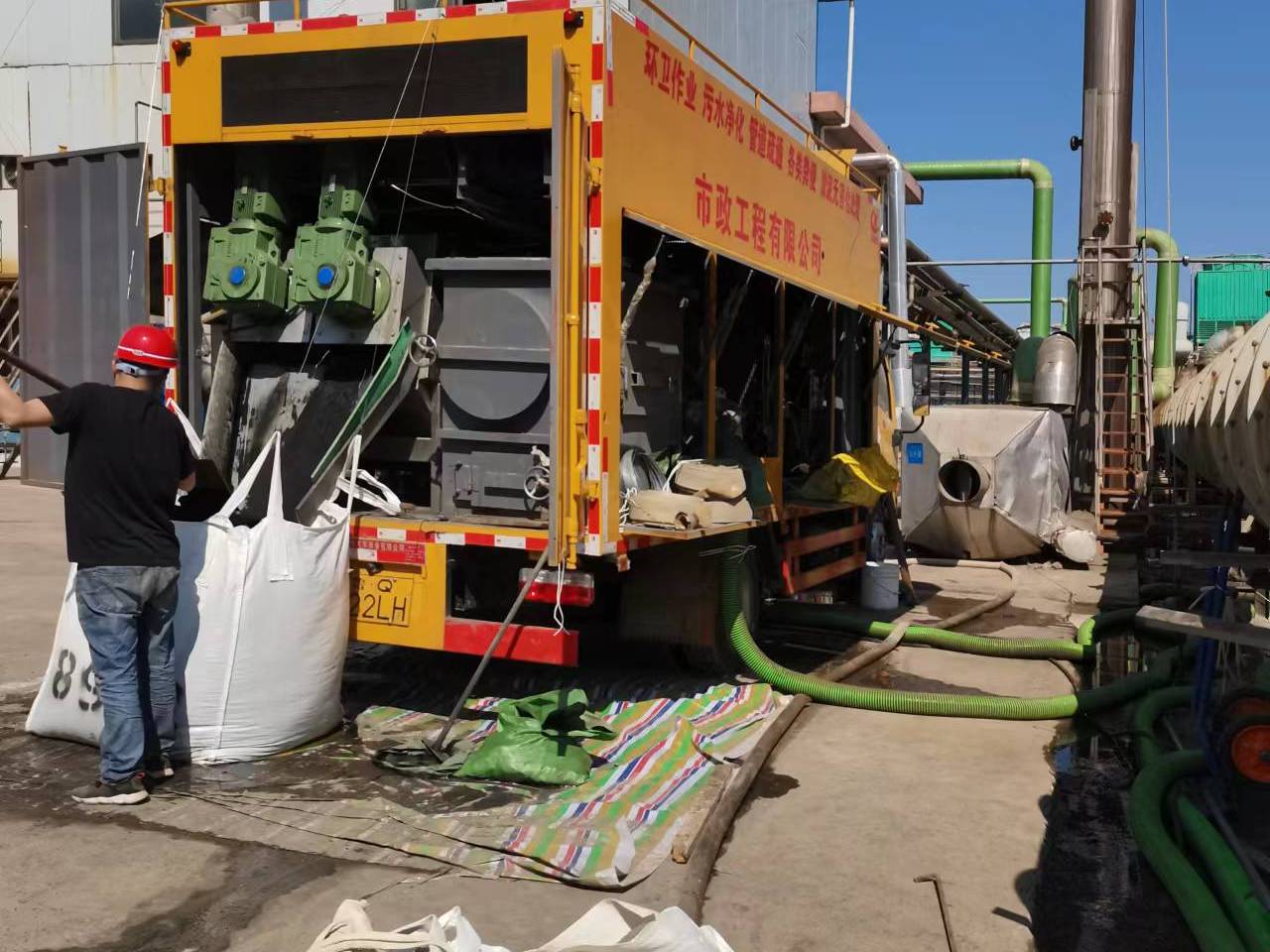 亭湖淤泥压干处理