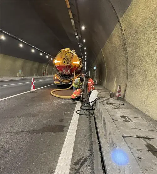 亭湖隧道排水渠清淤